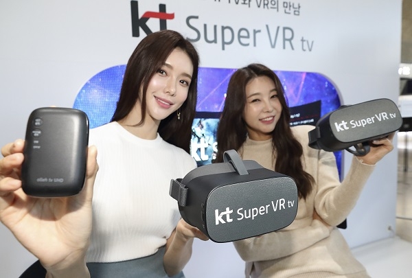 KT 홍보모델들이 ‘슈퍼 VR tv’, ‘UHD 4’, ‘AI 큐레이션’ 서비스를 소개하고 있다. [KT 제공]