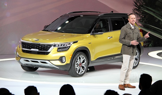 윌리엄 페퍼 기아차 미국판매법인 최고판매책임자가 소형 SUV 셀토스를 소개하고 있다. [기아차 제공]