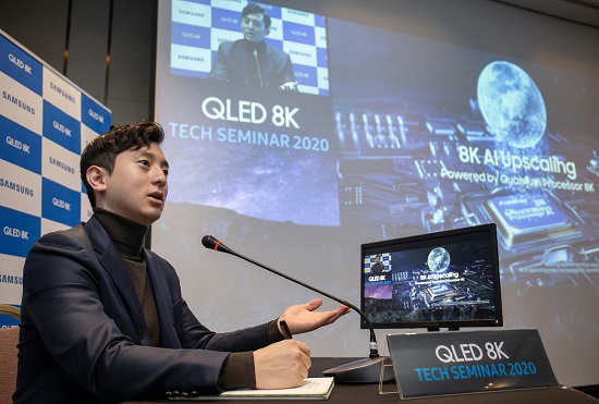 2020년형 QLED TV를 주제로 사회자가 온라인 테크 세미나를 진행하고 있다. [삼성전자 제공]