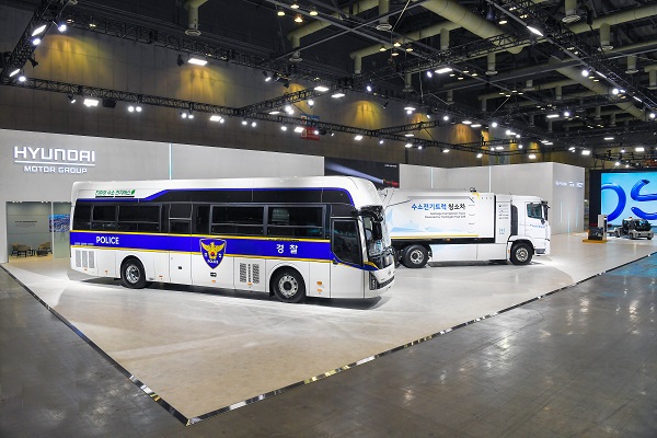 ‘H2 MEET 2022’ 현대차그룹관에 전시된 수소전기버스 경찰버스와 수소전기트럭 청소차. [현대차그룹 제공]