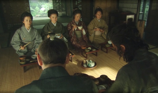 가족 전부가 제각기 독상을 늘어놓고 밥을 먹는 일본인의 식사 관습. [일본 드라마 '료마전' 중에서 캡처]