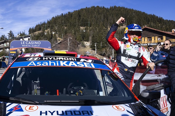 2024 WRC 몬테카를로 랠리에서 1위로 들어와 기뻐하는 현대팀 티에리 누빌. [현대차 제공]