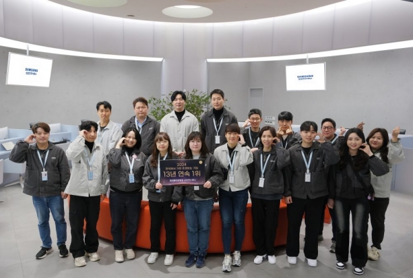 삼성강남 서비스센터 엔지니어들이 ‘2024 한국에서 가장 존경받는 기업’ 1위 수상 기념 촬영을 하고 있다. [삼성전자서비스 제공]