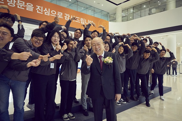 한화에어로스페이스 대전 R&D 캠퍼스를 방문한 김승연 한화그룹 회장이 직원들과 단체사진을 찍고 있다. [한화그룹 제공]